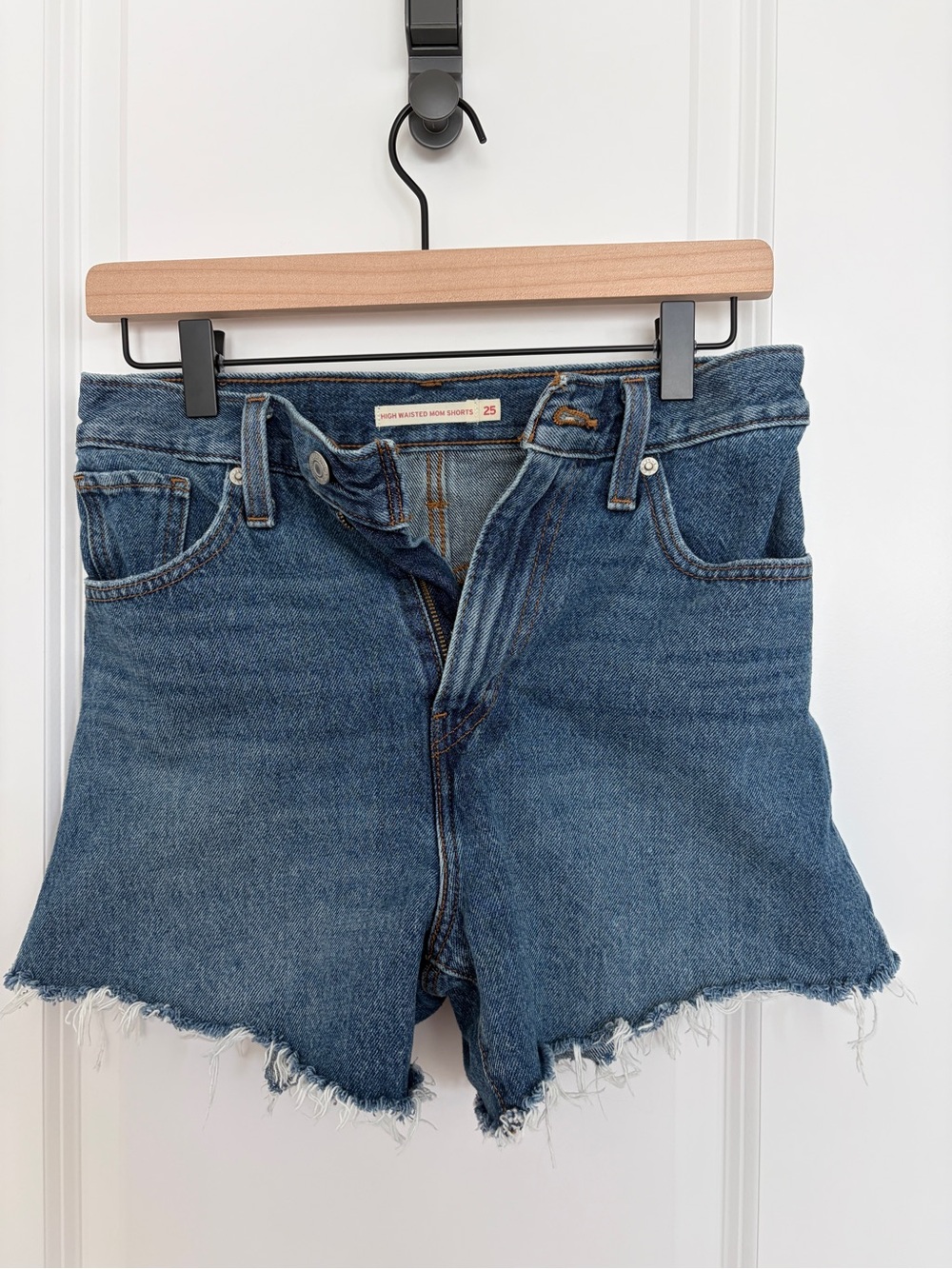 Levi’s High Waisted Mom Shorts - 25